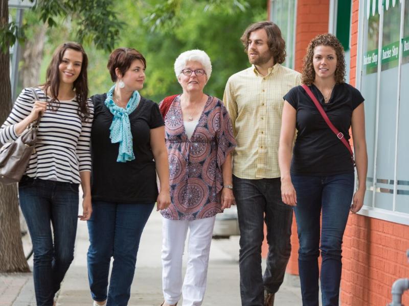 Folk der går ved siden af hinanden