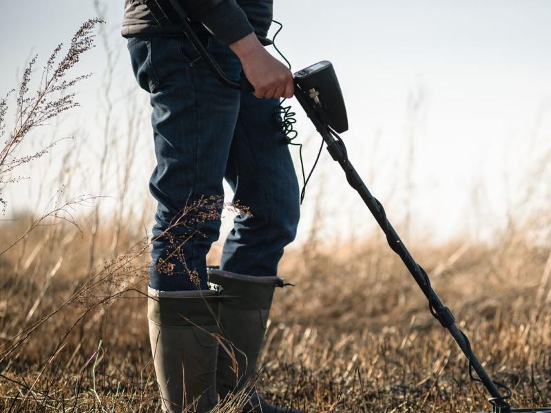 Mand med metaldetektor